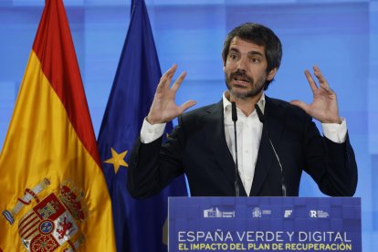 El ministro de Cultura, Ernest Urtasun, ha presentado la campaña de publicidad institucional del nuevo Bono Cultural Joven que, en esta quinta edición, lleva por lema 'La cultura la haces tú', este lunes en un acto celebrado en el Teatro Valle Inclán de Madrid. EFE/ SOLO USO EDITORIAL/SOLO DISPONIBLE PARA ILUSTRAR LA NOTICIA QUE ACOMPAÑA (CRÉDITO OBLIGATORIO).