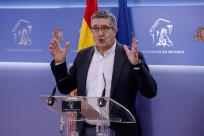 El portavoz del PSOE en el Congreso, Patxi López, da una rueda de prensa en el marco de la reunión de la Junta de Portavoces, este martes, en el Congreso de los Diputados.