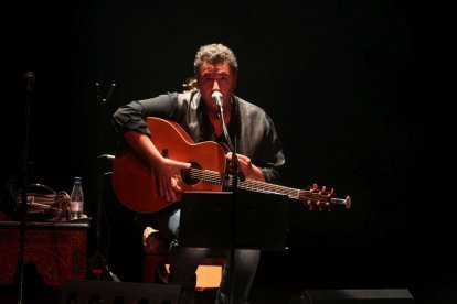 Carlos Goñi, líder de Revólver, actuando en el Auditorio.