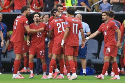 Cristiano Ronaldo celebra con sus compañeros su primer gol en este Mundial.