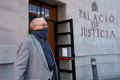 El exdiputado del PSOE Juan Bernardo Fuentes Curbelo en una foto de archivo cuando fue citado por la jueza del caso Mediador. EFE/Ramón de la Rocha.