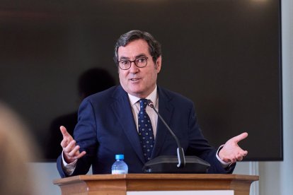 El presidente de la CEOE, Antonio Garamendi, durante el seminario de la Asociación de Periodistas de Información Económica (APIE), en la Universidad Internacional Menéndez Pelayo (UIMP), a 24 junio de 2026, Santander, Cantabria (España). 
