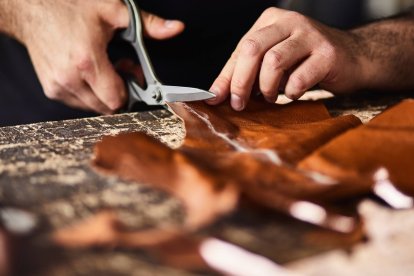 La elaboración artesanal del cuero es un oficio centenario que en León mantiene vivo Genaro González, considerado el último curtidor de pieles de la provincia. Foto: Getty Images.