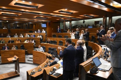 Los diputados que han votado a favor del dictamen de la comisión del caso Cerrado aplauden en pie.