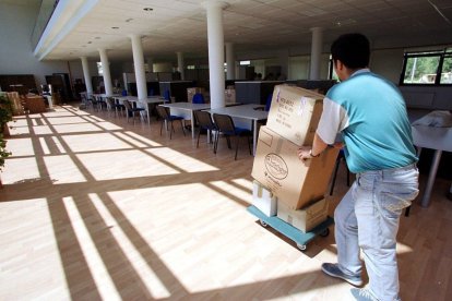 Un operario traslada documentación en el Ayuntamiento de San Andrés.