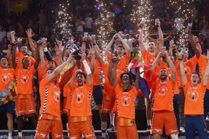 Los jugadores del Valencia Basket celebran con el trofeo la consecución de la Liga.