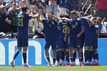 Bosnia festeja uno de sus tres goles frente a Catar.