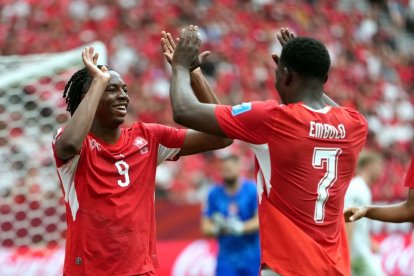 Manzambi celebra con Embolo, que le dio la asistencia, su gol ante Canadá.