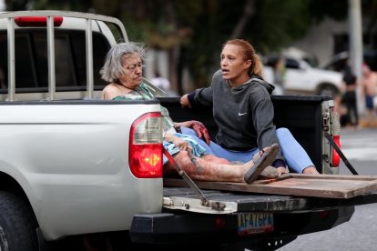 Una mujer herida es transportada en un vehículo este miércoles, luego de dos fuertes terremotos que sacudieron el Caribe venezolano en Caracas (Venezuela). EFE/ Ronald Peña R.