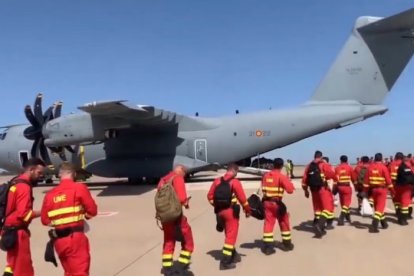 Archivo - Efectivos de la UME acceden a un avión A-400M.