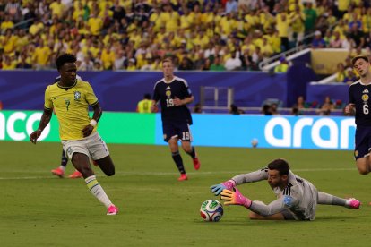 Vinicius Junior, de Brasil (L), anota el primero de sus cdos goles de este miércoles frente a Escocia en el Mundial 2026. EFE/EPA/CRISTOBAL HERRERA-ULASHKEVICH.