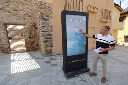 Iván Alonso, Concejal de turismo de Ponferrada, presenta una de las pantallas