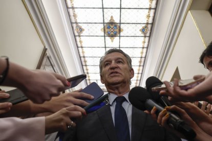 Feijóo habla con los periodistas en los pasillos del Congreso ayer, en el último pleno ordinario del período de sesiones.