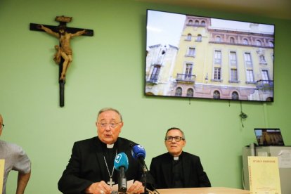 Luis Ángel de las Heras y Javier Gay durante la presentación de la nueva web del Istal.