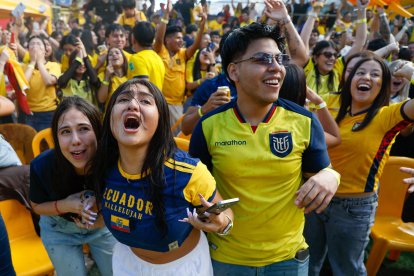 Aficionadas ecuatorianas celebran en Quito la victoria (2-1) de la Tri ante Alemania este jueves en un partido del Grupo E del Mundial 2026. EFE/ José Jácome.