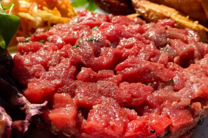 El steak tartar tradicional se prepara con carne cruda, una elaboración que la receta leonesa reinventa utilizando morcilla de León.