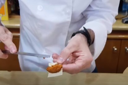 La sobrasada vegetal elaborada en El Bierzo sorprende por su textura y su parecido con la tradicional sobrasada, aunque está hecha con tomate y tiene un ligero toque picante.