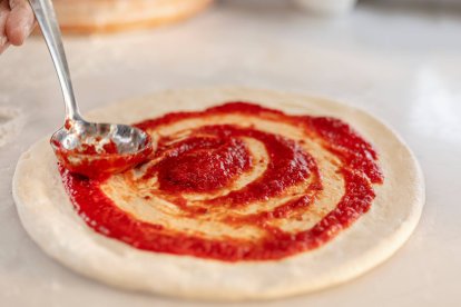 Una buena masa es la base de esta receta que combina dos productos con sello de calidad de la provincia de León: la Cecina de León IGP y la Pera Conferencia del Bierzo.