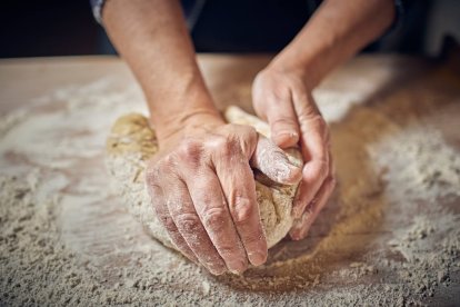 La elaboración artesanal y las recetas transmitidas de generación en generación siguen siendo la esencia del pan de Veguellina y de las panaderías tradicionales de la comarca del Órbigo.