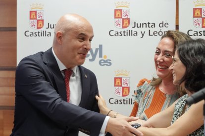 Jorge Llorente toma posesión como viceconsejero de Medio Ambiente y Energía. Junto a él, la consejera de Medio Ambiente, María González.