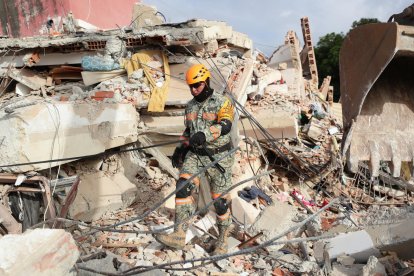 Un rescatista del Ejercito de México fue captado este 26 de junio al trabajar en labores de búsqueda en un edificio desplomado tras los terremotos del pasado miércoles, en La Guaira (Venezuela). EFE/Ronald Peña.