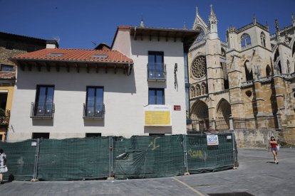 El edificio para 6 pisos turísticos ya está levantado a la espera de remates.