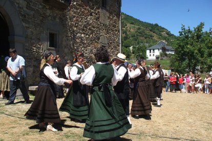 Los bailes tradiciones volverán a llenar Quintanilla de alegría el próximo día 18.