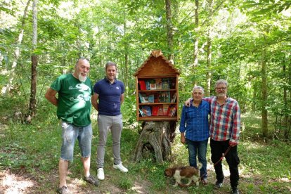 Iván Alonso con los reponsables de la bibliotecas de libros libres del entorno rural de Ponferrada.