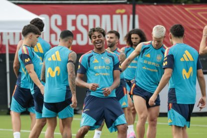 Lamine Yamal, sonriente en el entrenamiento de la selección española, rodeado de sus compañeros de equipo.