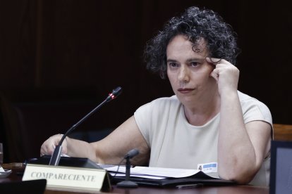 La secretaria del expresidente del Gobierno José Luis Rodríguez Zapatero, Gertrudis Alcázar, al inicio de su comparecencia en la comisión de investigación del Senado sobre la gestión de la Sociedad Estatal de Participaciones Industriales (SEPI) este lunes.