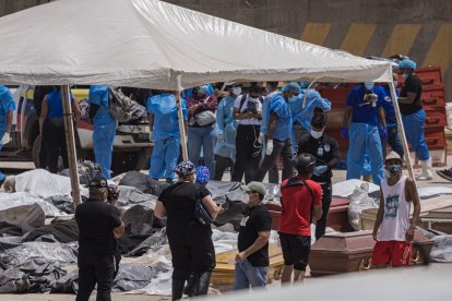 Familiares de fallecidos durante los terremotos de Venezuela reclaman los cuerpos amontonados en un puerto en La Guaira.