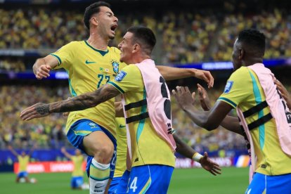 Martinelli celebra efusivamente con sus compañeros el gol que le da el pase a Brasil.