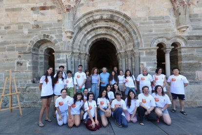 Foto de familia con los participantes.