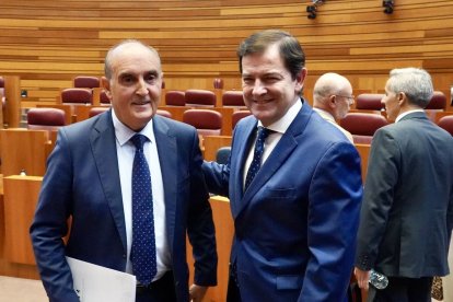 Tomás Quintana con Mañueco ayer, en el pleno de las Cortes de CyL.