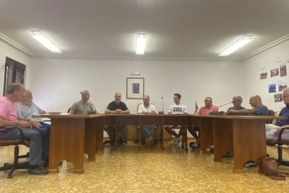 Reunión de representantes municipales, juntas vecinales y la empresa.