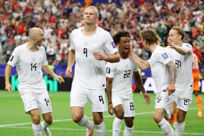 Haaland celebra tras marcar el gol noruego de la victoria.