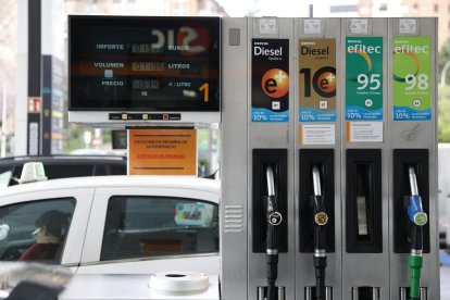 Imagen de archivo de una gasolinera en Madrid. EFE/Mariscal.