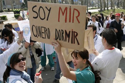 Imagen de archivo de una concentración de los médicos MIR de toda España ante el Ministerio de Sanidad, en Madrid. EFE/Víctor Lerena.