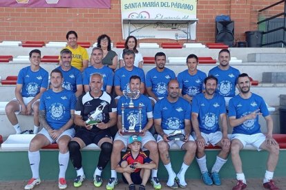 Equipo de Tierra de Campos (Valladolid) con el trofeo de campeón.