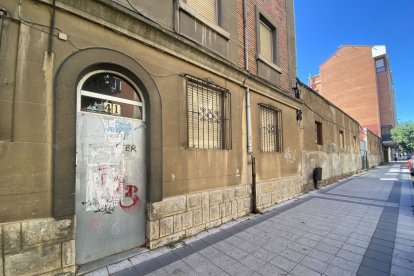 Parte del recinto sin uso que saca a subasta Defensa en León.