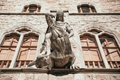 San Jorge y el dragón sobre la puerta principal de Casa Botines.