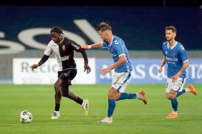 Assane Ndiaye con el balón y la camiseta del Farense luso.