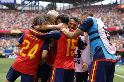 España hace piña para celebrar el segundo gol del partido, obra de Pedro Porro, en lo que es el primer gol del extremeño con la selección.