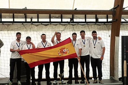 Álvaro Álvarez con la medalla de bronce junto a sus compañeros de la selección española.