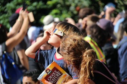 Varias personas observan un eclipse.