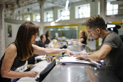 Un inmigrante cumplimenta los papeles de su regularización.