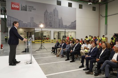 Mañueco se dirige a los invitados al acto de apertura de Dia en Villadangos.
