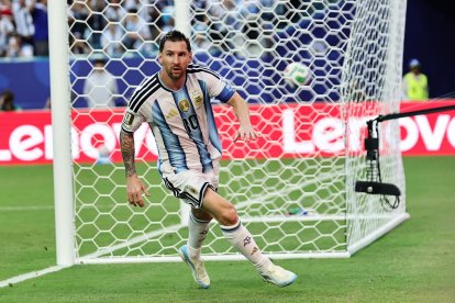 Lionel Messi, de Argentina, celebra después de marcar el primer gol durante el partido de los dieciseisavos de final del Mundial 2026 entre Argentina y Cabo Verde en Miami (EE.UU.). EFE/RONALD WITTEK.