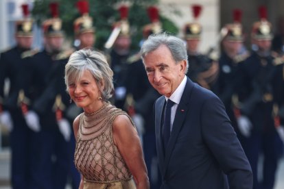 Paris (France), 29/06/2026.- LVMH Chairman and CEO Bernard Arnault (R) and his wife Helene Mercier-Arnault arrive at the Elysee Palace for a state dinner hosted by the French president in honor of Thailand's king and queen in Paris, France, 29 June 2026. The Thai royal couple is visiting France to mark the 170th anniversary of diplomatic relations between the two countries. (Francia, Tailandia) EFE/EPA/MOHAMMED BADRA