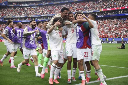 Los jugadores de Marruecos celebran el segundo gol.